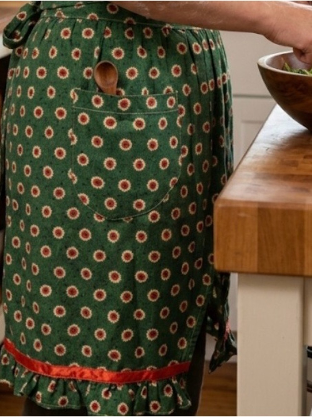 HAND MADE COTTON WAIST VINTAGE APRON. LIKE NEW